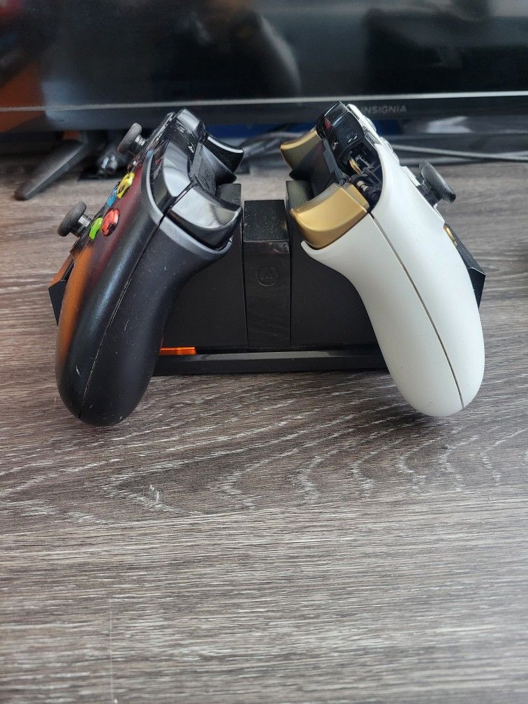 XBOX ONE DUAL CHARGING STATION WITH 2 BATTERY PACK AND 2 CONTROLLERS