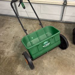 Scott’s Turf Builder Spreader Like New
