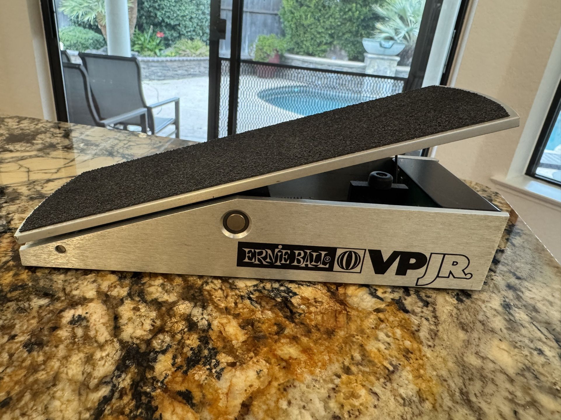 Ernie Ball VP Jr With Shnobel Lifetime String