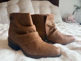 Malibu Blowfish Tan Boot Size 9 M
