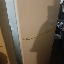 Insignia Refrigerator 