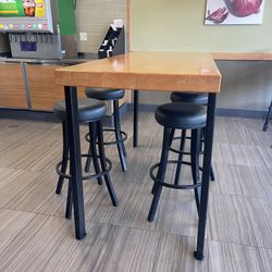 Hightop Table With 5 Stools 