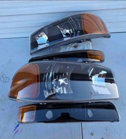 99-06 Gmc Sierra Yukon Headlights Luces
Micas Calaveras Faros Faroles Focos
Headlamps
