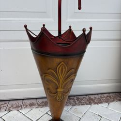 Beautiful Vintage MCM Fleur De Lis New Orleans Style Metal Umbrella Stand. Can Also Be Used To Hold Decorative Canes And Walking Sticks. 