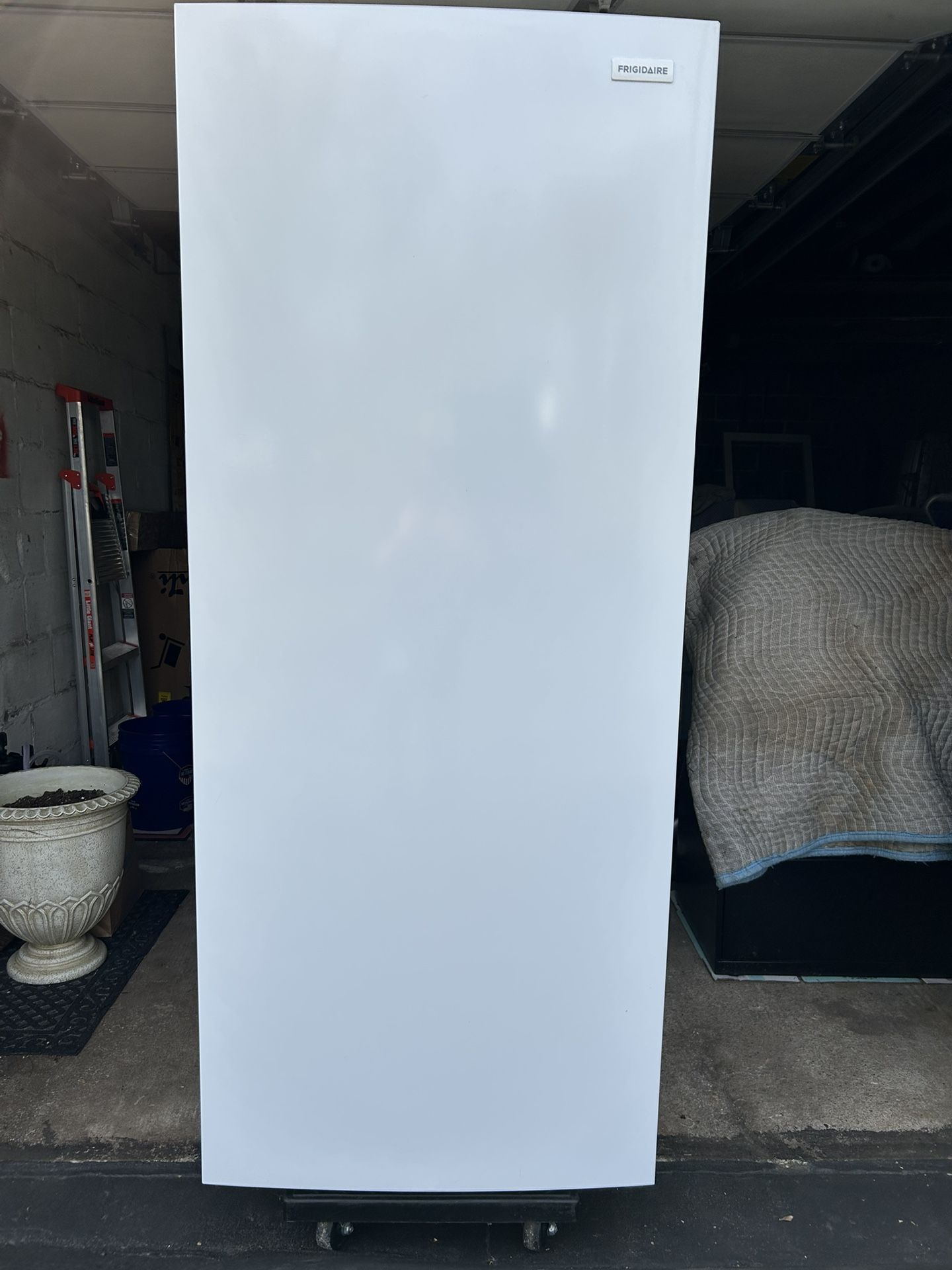 FRIGIDAIRE 15.5 cu. ft. Upright Freezer (white)