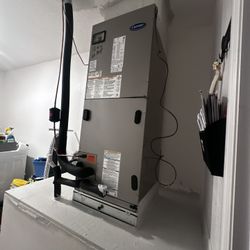 Está Como Nuevo Solo Lo Vendo Por Que La Constructora Maronda! Instalo Una Unidad Más Pequeña Que Por Los Pies Cuadrados La Casa Necesita 