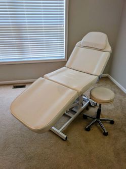 Esthetician/massage bed