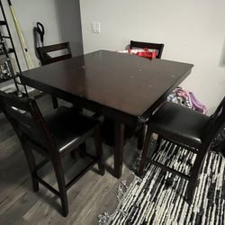 Wood Dinning Table With Matching Chairs 