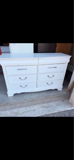 ❤️BEAUTIFUL8 DRAWER WHITE COLOR DRESSER 54” x 17” x 33.5”❤️