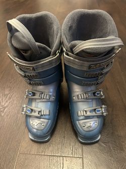 Women’s Blue NORDICA Ski Boots Size 10W