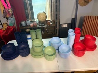 Mainstay plastic dinner ware