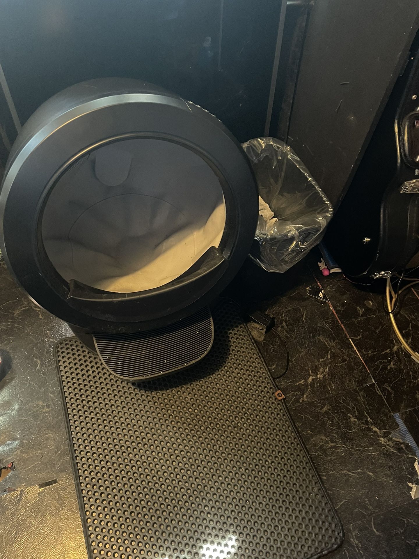 Litter Robot 4 with liners and litter mat