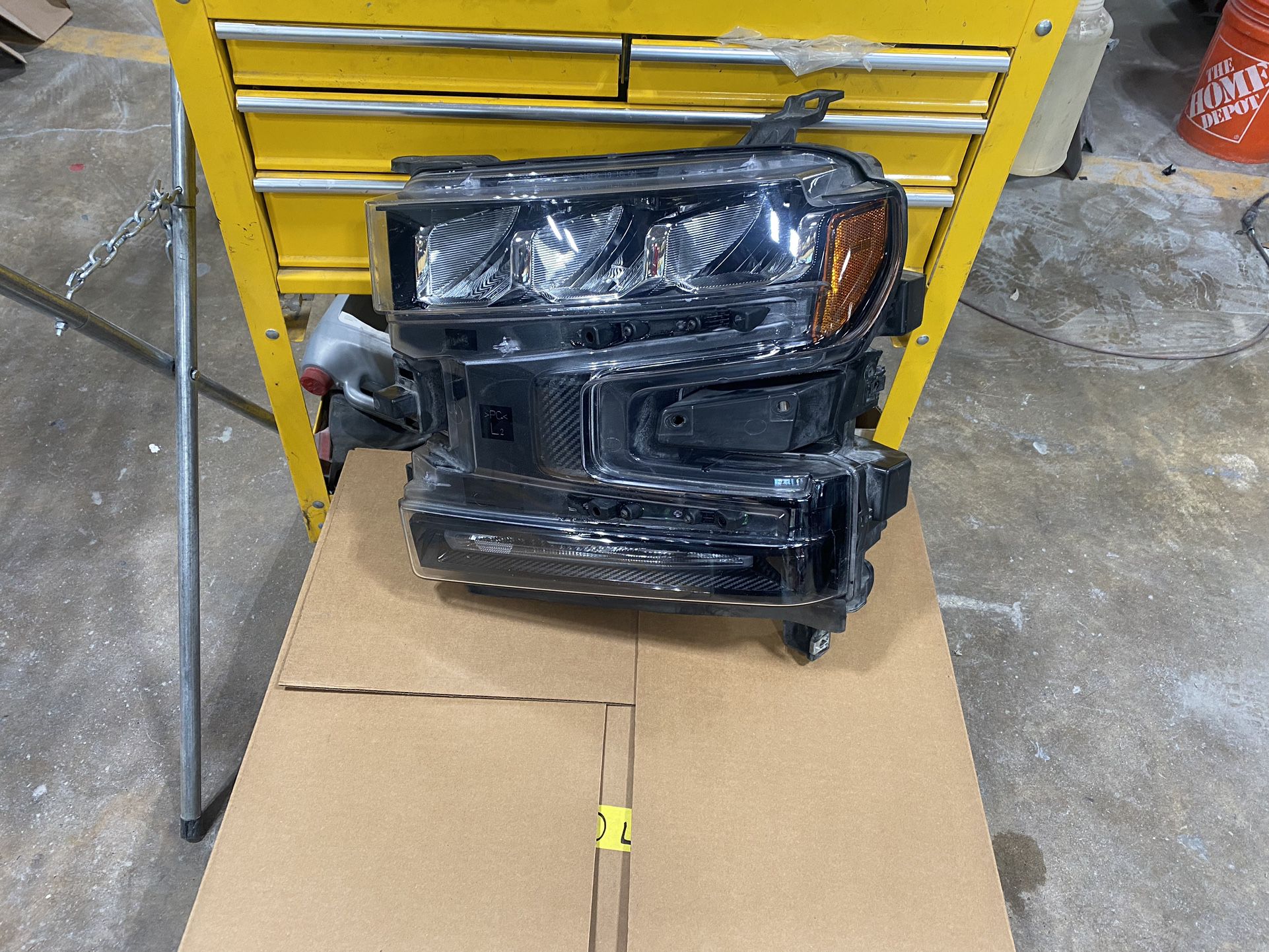 Headlight Chevy Silverado OEM (L) 2020