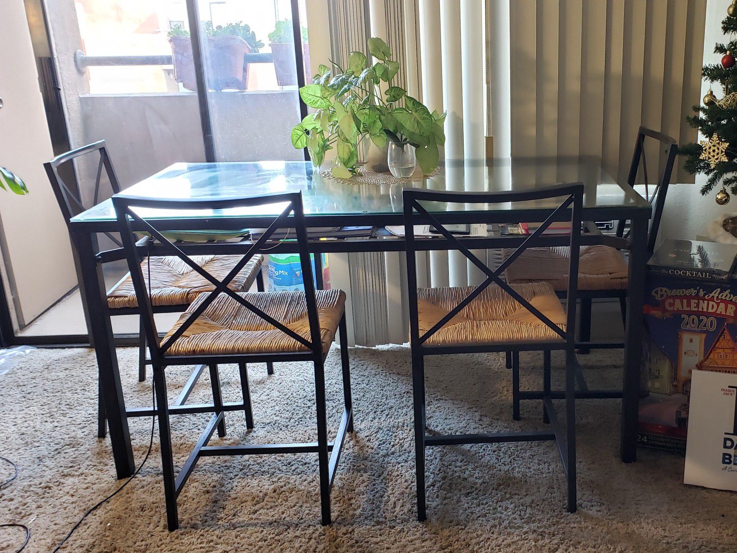 Dining table w/ 4 chairs - Perfect condition