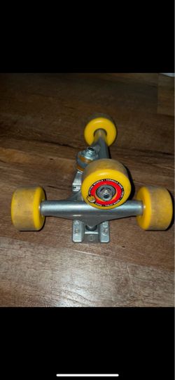 Skateboard Truck with Spitfire Formula Four Wheels