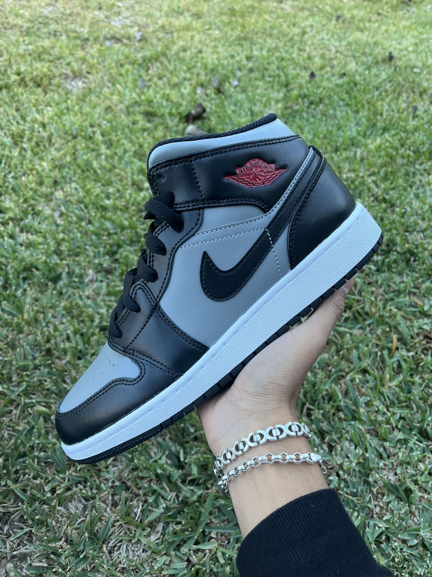 Jordan 1 Mid GS “Shadow Red” Size 7Y/8.5W