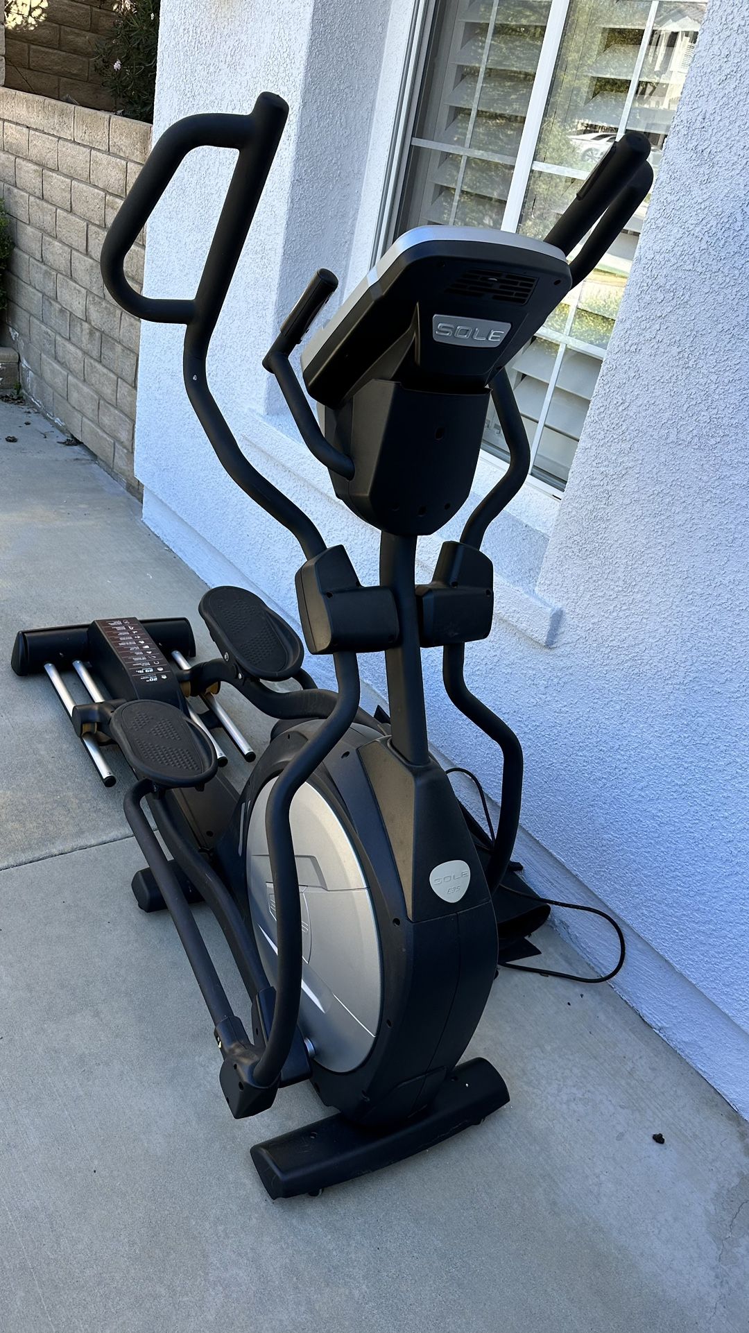 Sole E35 Elliptical Exercise Machine for Sale in Stevenson Ranch, CA