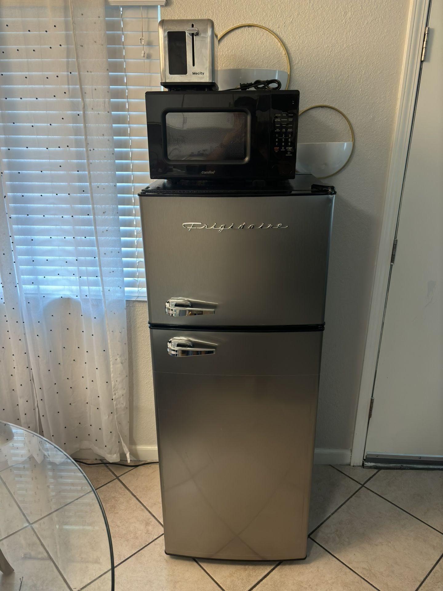 Mini fridge (like New)