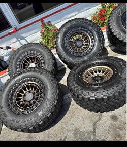 Vendo Rines nuevos 17 x 9 para For 150 con llantas 315 70 17