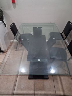 Juego  de comedor trae 5 sillas las sillas no son del comedor