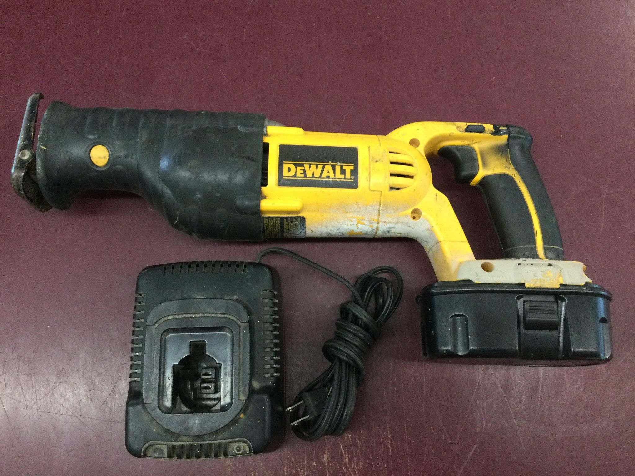 DEWALT CORDLESS 18V RECIPROCATING SAW / SAWZALL KIT