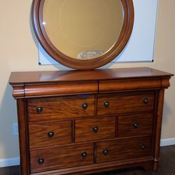 Bed & Drawer dresser 