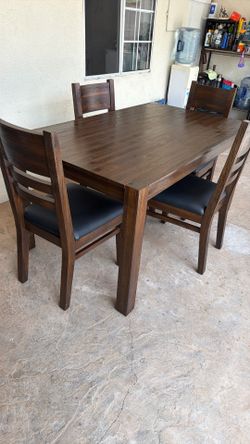 Dining table and 4 Chairs like New