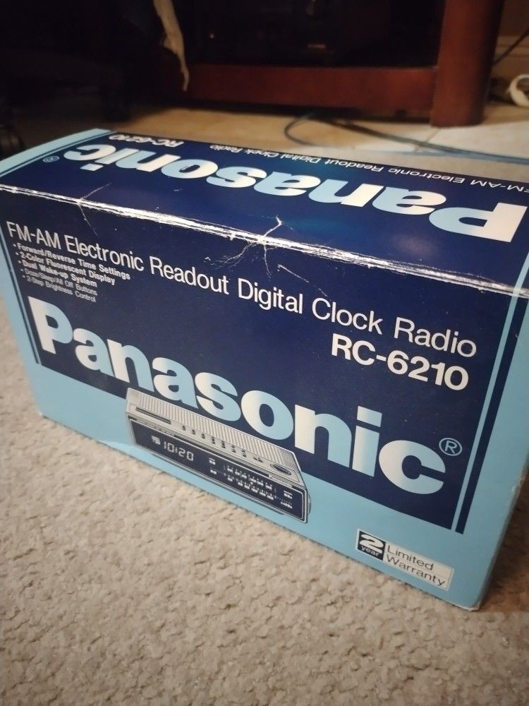 Vintage 1985 Panasonic Clock Radio.
