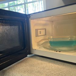 Magic Chef 700w Microwave 0.7 Cu. Ft
