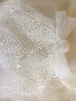 Tea party hat/derby hat white