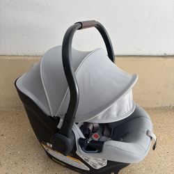 Uppa Aria Car seat And 2 Extra Bases