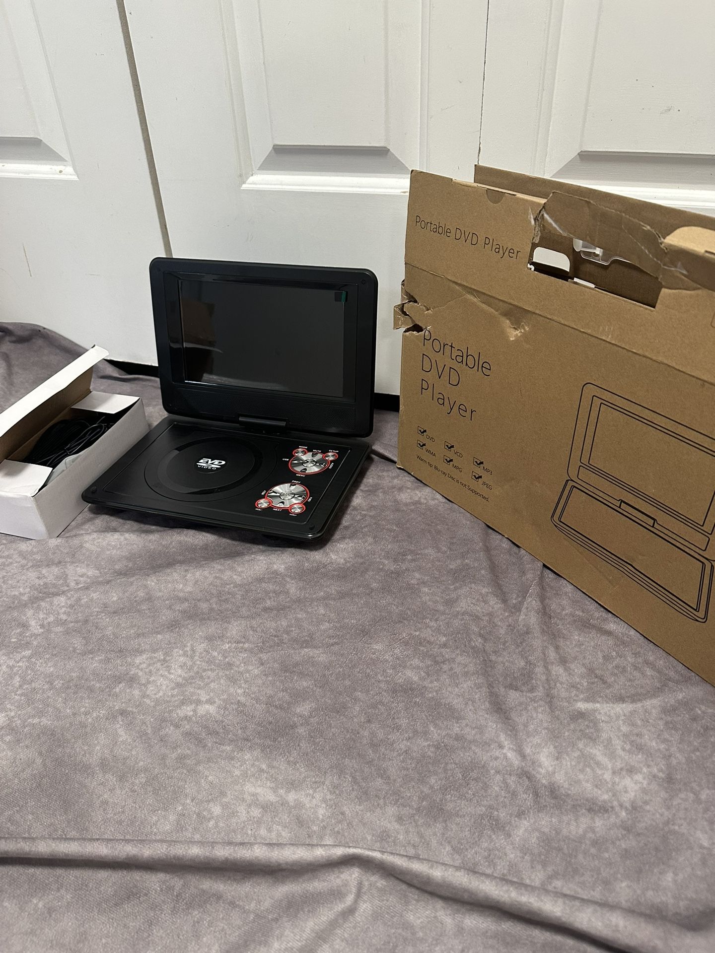 11.5" Portable DVD Player with 9.5" Swivel Screen