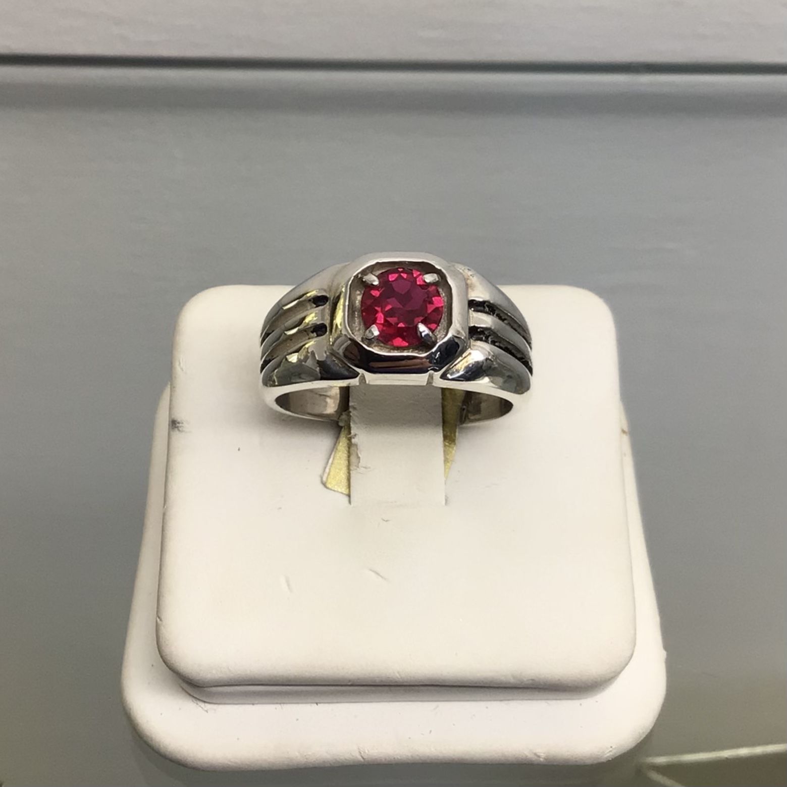 .925 Sterling Silver Ring with Red Stone Size 11 💵  💳  💵  Cash and Card Accepted