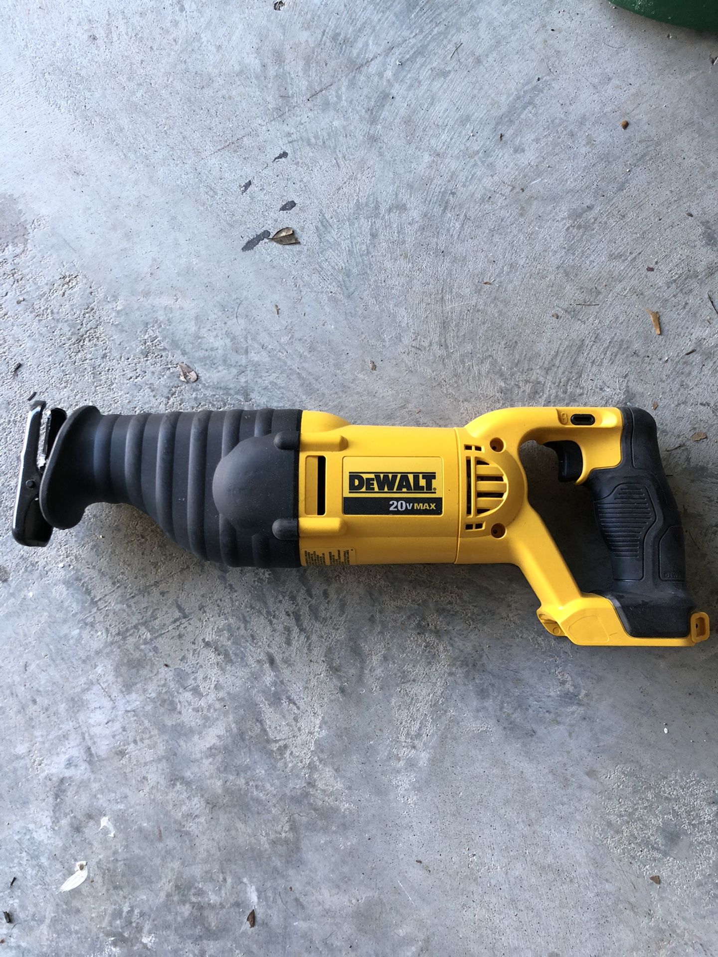 DeWalt Reciprocating Saw and 20v Battery and charger
