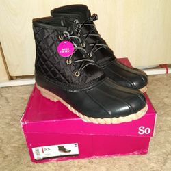 Very Cute NEW In Box Women's Size 9.5 Water Friendly Boots!