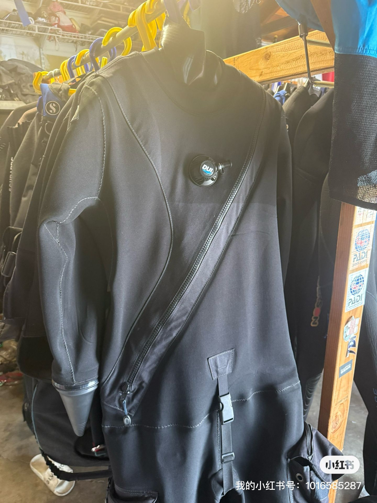 For scuba diving, a super fully equipped DUI dry suit with everything you can think of, a CF200 custom-made dry suit, suitable for men wearing L, incl