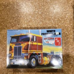 AMT White Freightliner 1:25th scale