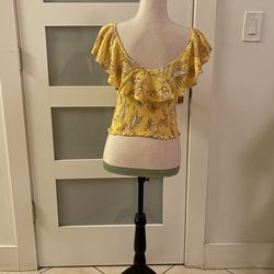 Yellow top with floral print, V-neck and ruffled sleeves from the brand Express