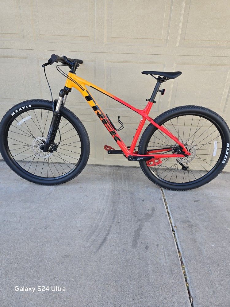 TREK MARLIN 7 MOUNTAIN BIKE, 29ER, 1X10 (LARGE FRAME)