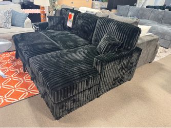 Comfy cozy sleeper sofa! USB chargers! Storage chaise! 🏡🎉💙