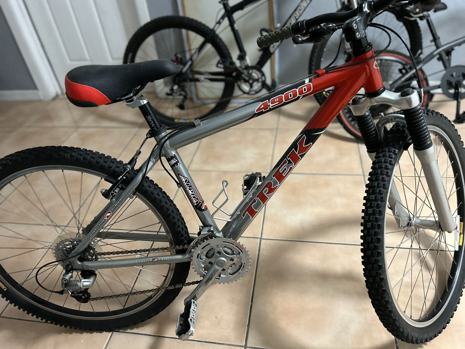 Trek 4900