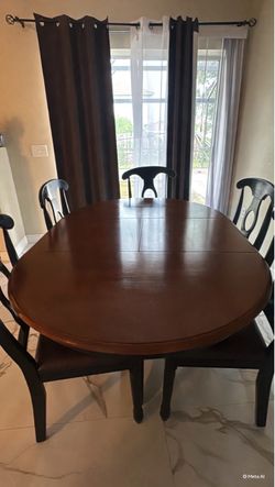 Elegant Dark Wood Dining Set – Classic & Sophisticated 5-Piece Table & Chairs