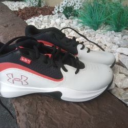 New Men's Under Armour Size 8 Mens