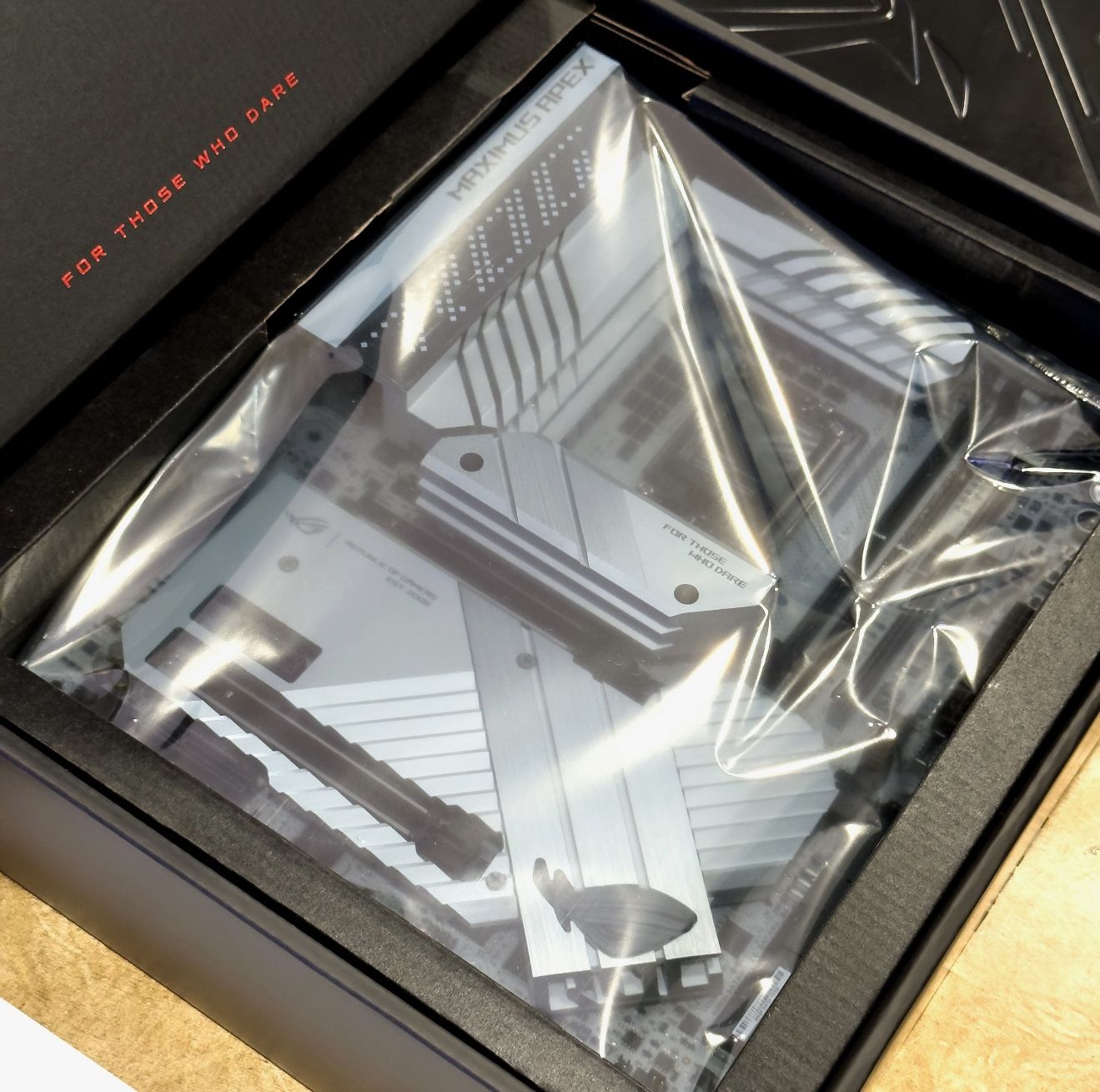 Big Bundle Z790 Apex White (Like New), i9-13900KS (Delidded + Direct Die Block), Binned SK-Hynix A-Die DDR5 8(contact info removed)MHz w/ RAM Waterblo