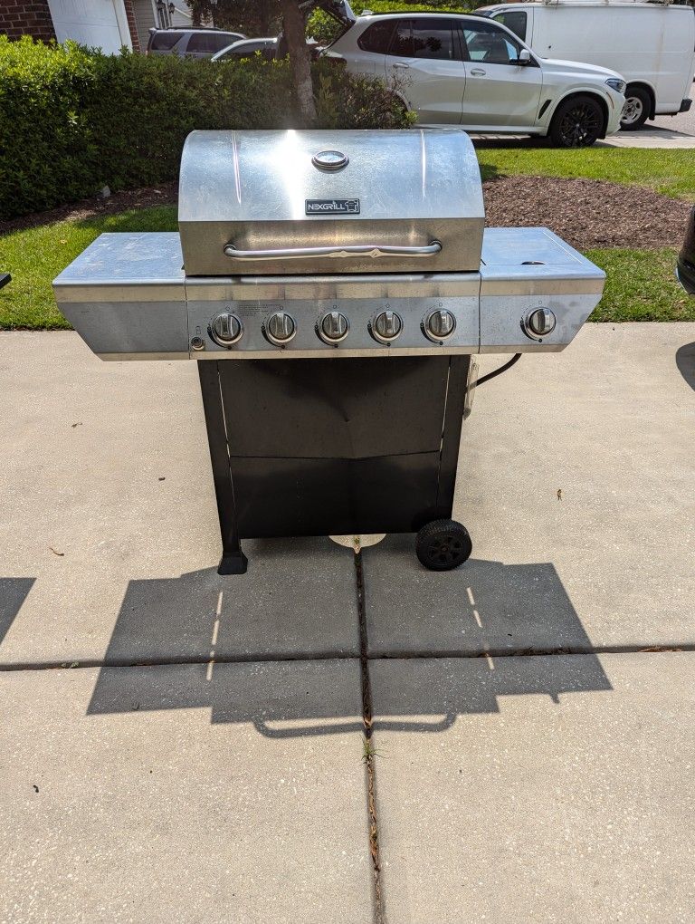 Nexgrill Deluxe 6 Burner Gas Grill