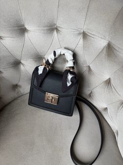 Bolso ALDO Negro con Detalles Dorados y Correa Crossbody