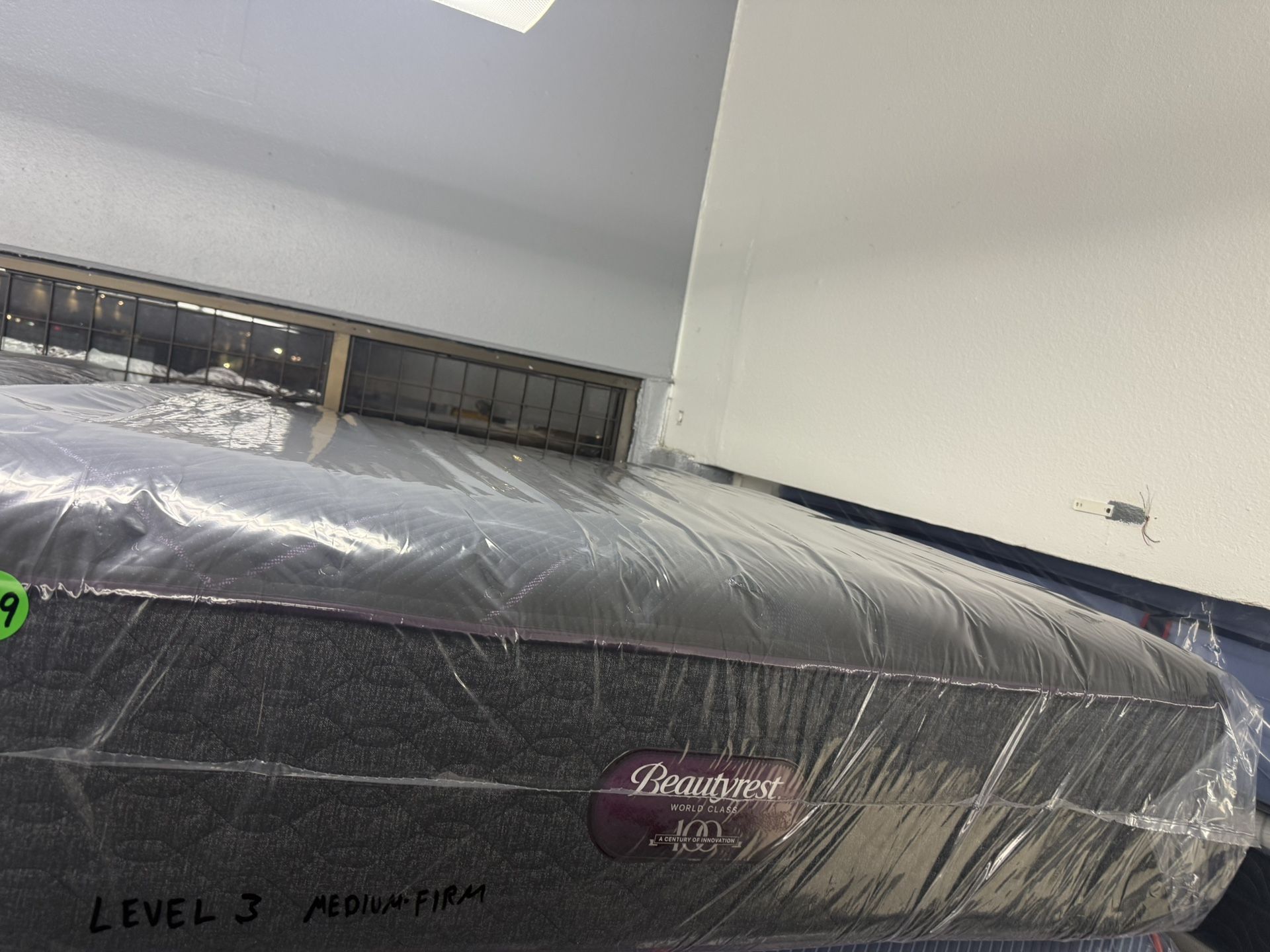 QUEEN SIZE SIMMONS BEAUTYREST WORLD CLASS LEVEL 3 (MEDIUM-FIRM) MATTRESS & BOX SPRING BED SET