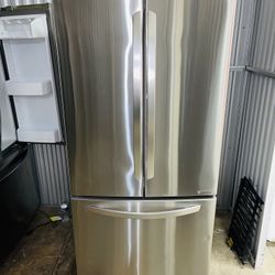LG refrigerator stainless steel 33X69X29 in very good condition a receipt for 90 days warranty
