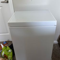2.8 C.U FT White Deep Freezer, Indoor Or Garage