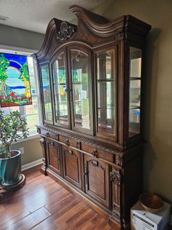 OBO Nice elegant China/Cario Cabinet